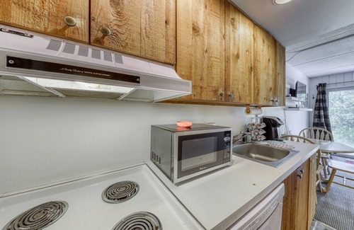 Waitsfield Condo | Ski-in/out condo with pool, hot tub, game room, mountain view, & fireplace