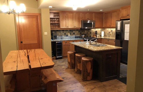 Rossland Condo | *SKI IN/OUT SLOPESIDE LUXURY PENTHOUSE ON RED MOUNTAIN*HOT TUB* MOUNTAIN VIEWS*