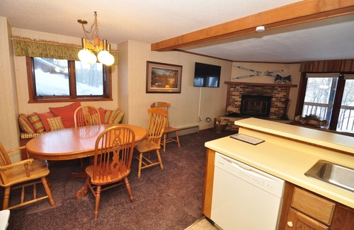 Upson House | Ski-in ski-out 1 Bdrm Chalet w sauna on slopes & lake - sleeps 2