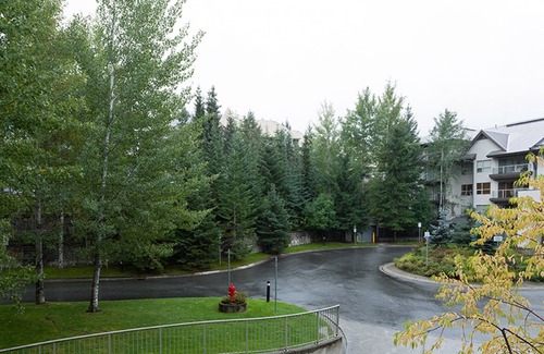 Whistler Condo | Ski in/Ski out at The Aspens with Outdoor Heated Pool + Hot tubs!
