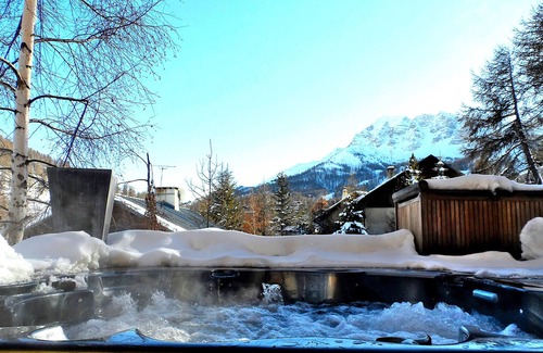 Les Claux Ski Chalet | SKI IN SKI OUT CHALET SLEEPS 14 JACUZZI MOUNTAIN VIEW VARS LES CLAUX