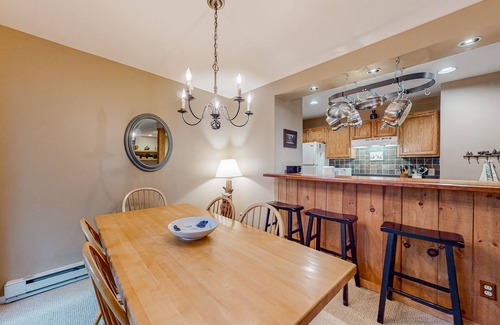 Warren Condo | Ski-in/ski-out condo in Warren with seasonal pool, mountain views, & W/D