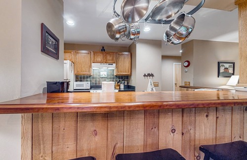 Warren Condo | Ski-in/ski-out condo in Warren with seasonal pool, mountain views, & W/D