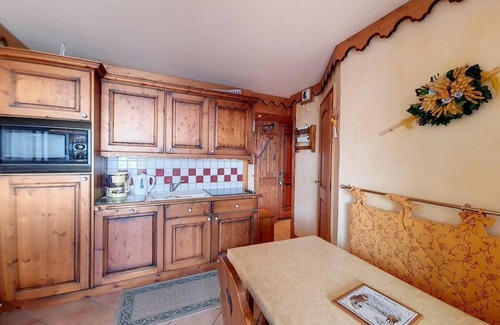 Reberty Apartment | Ski-in/ski-out & foot of the slopes, 2nd floor, balcony, tv, ski locker, 45m², Les Menuires