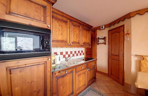 Reberty Apartment | Ski-in/ski-out & foot of the slopes, 2nd floor, balcony, tv, ski locker, 45m², Les Menuires