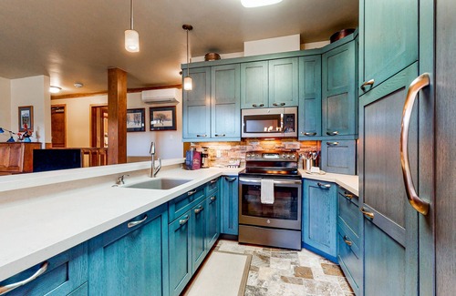 Vail Condo | Ski-in/ski-out home w/high-speed WiFi, fireplace & shared pool/hot tub/laundry