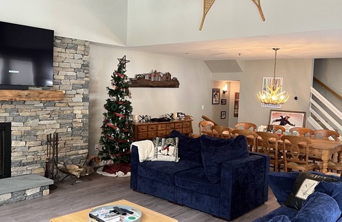 Ludlow Condo | Ski-in/Ski-out Ledgewood condo - 4 BR across 3 floors!