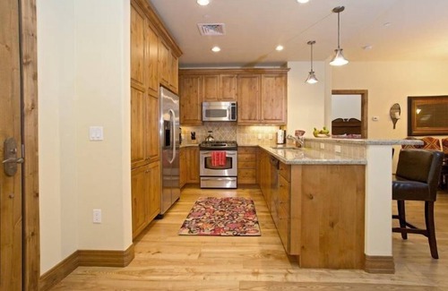Avon Condo | Ski In/Ski Out Luxury Condo-sleeps 8! 2 Master Suites & 2 Doubles for the Kids!