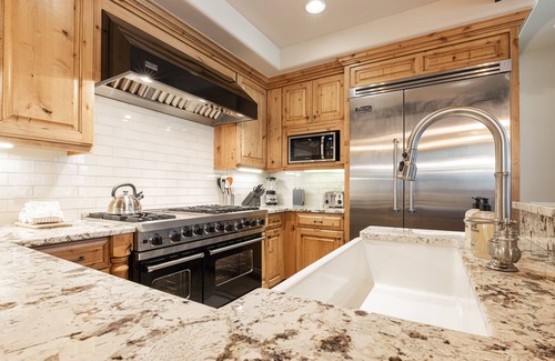 Empire Pass Condo | Ski-in/Ski-out, Luxury Amenities, Workout Rooms - Steps from the Slopes!
