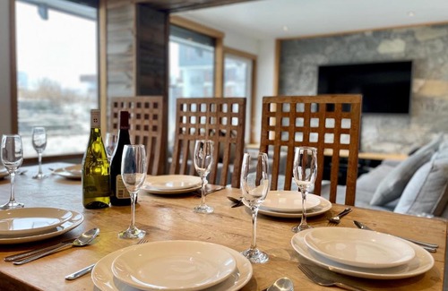 Le Lavachet Apartment | Ski in-Ski out! Spacious & Stylish Apartment for 8 in the heart of Lavachet