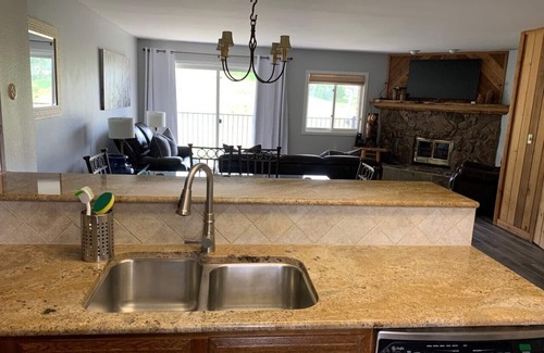 Crested Butte Condo | SKI-IN/SKI-OUT! New Renovated Bathrooms! Shared Hot Tub!