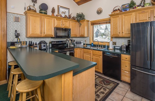 Big Horn House | Ski in/Ski out, views of Lake Levinsky, wood burning fireplace - Big Horn Ski Escape!