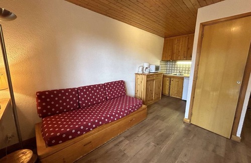 Meribel Apartment | Ski-In Studio for 2-4 People with Pool Access, 20m from Slopes, Méribel