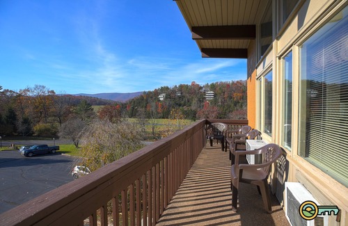 Mount Jackson Condo | Ski/MTB/Golf Condo (#132) - Slope side | Mountain, golf course views | Vaulted ceilings!