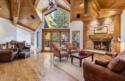 Vail House | SKI VAIL just 1.5 miles to Lift 1 or 1500 feet to the In-town bus