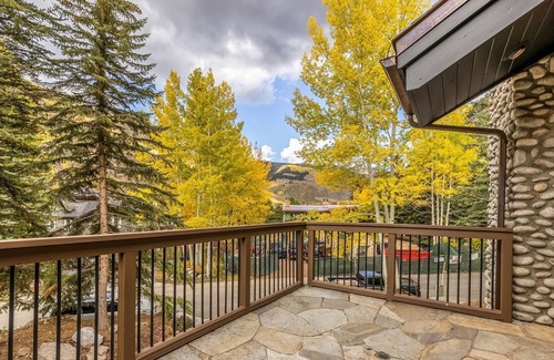 Vail House | SKI VAIL just 1.5 miles to Lift 1 or 1500 feet to the In-town bus
