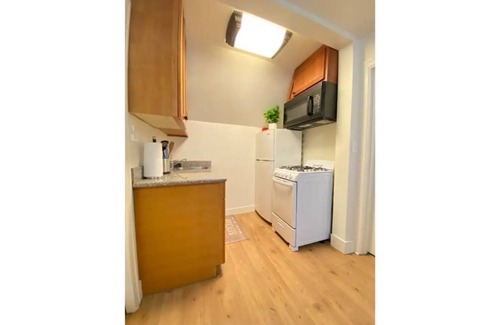 Homestead Apartment | Sky in Portland Studio-Apartment across from OHSU
