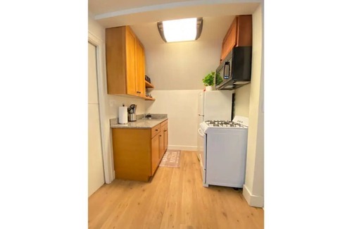 Homestead Apartment | Sky in Portland Studio-Apartment across from OHSU