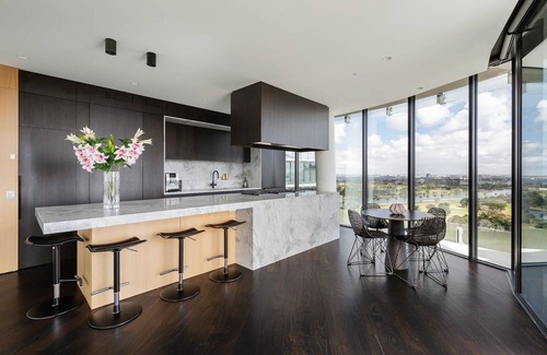 Melbourne House | Sky Melbourne (with car parking)