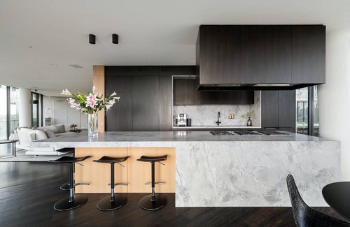 Melbourne House | Sky Melbourne (with car parking)