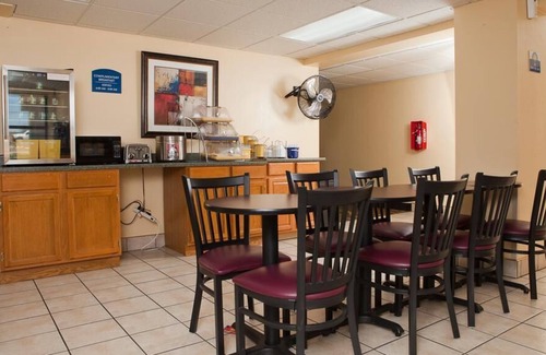 Park City House | Sky-Palace Inn & Suites Park City Wichita North - 1 King Bed NS