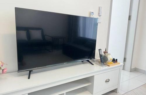 Bukit Indah Apartment | Sky Trees Bukit Indah netflix and wifi