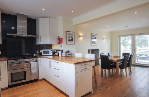 Heast House | SKYE RETREAT, character holiday cottage, with a garden in Broadford