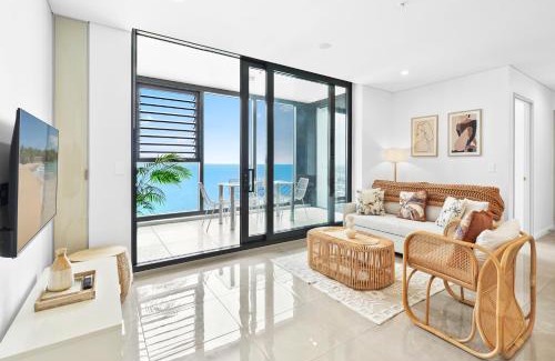 Surfers Paradise Apartment | Skyhigh Suite with Ocean Views - Pet Friendly