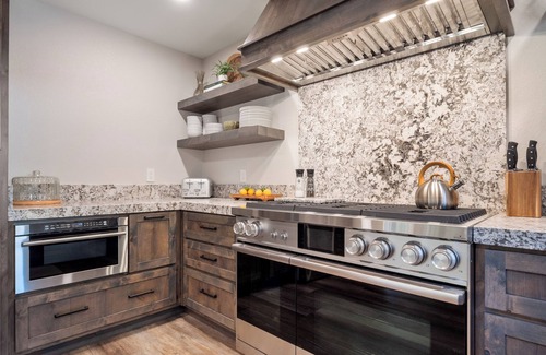 Skyland House | Skyland Luxury Getaway. Remodeled 4-Bedroom with Beach Access (ZC1016)