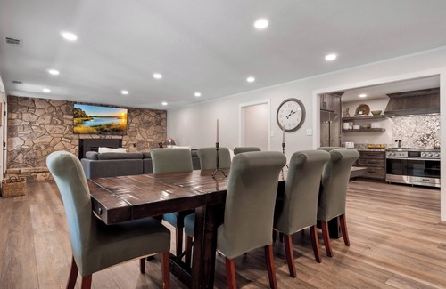 Skyland House | Skyland Luxury Getaway. Remodeled 4-Bedroom with Beach Access (ZC1016)