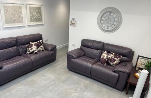 Slough Apartment | Skylight Deluxe Apartment with free parking, close to Windsor, Legoland and Heathrow