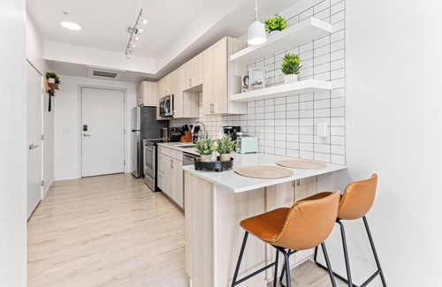 Uptown Apartment | Skyline Serenity mins to DT w Gym ,BBQ, Rooftop