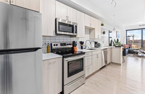 Uptown Apartment | Skyline Serenity mins to DT w Gym ,BBQ, Rooftop