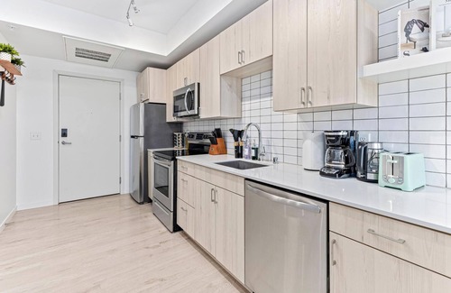 Uptown Apartment | Skyline Serenity mins to DT w Gym ,BBQ, Rooftop