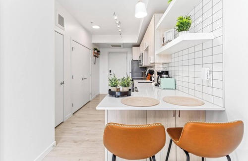 Uptown Apartment | Skyline Serenity mins to DT w Gym ,BBQ, Rooftop