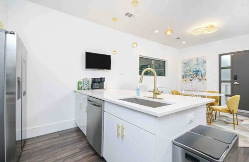 Summerhill House | Skyline View 5 Story Twin Tower Town House