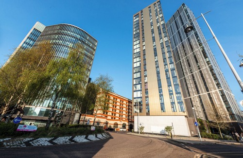 Convention Quarter Apartment | Skyline Views | 2 Bed 2 Bath in Prime Location | Parking/Netflix!