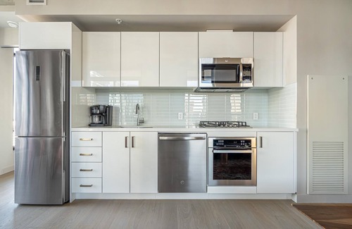Connaught Condo | Skyline Views -POOL, Patio, Prkg & Gym - 2BR 2BA