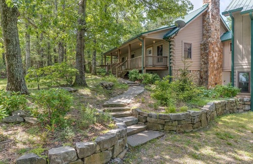 Lynn Cabin | Skyview | Mountaintop Cabin with Grand Views | TIEC access.