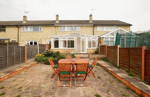 Stevenage Apartment | Skyvillion - 3bed Home W grdn For A Family Getaway