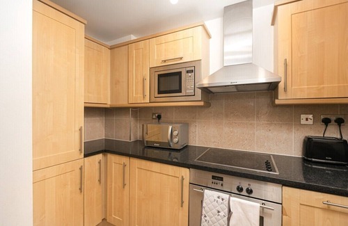 Oakleigh Apartment | Skyvillion - Cozy 2 Bed Apartment + Balcony in New Barnet