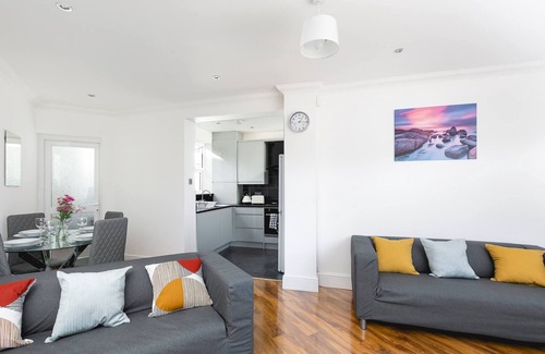 Turkey Street Apartment | Skyvillion - Enfield 4bed House W garden & Parking