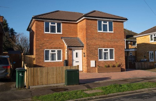 Crawley Apartment | Skyway First Floor Apartment is a 2 bedroom apartment with parking in Three Bridges
