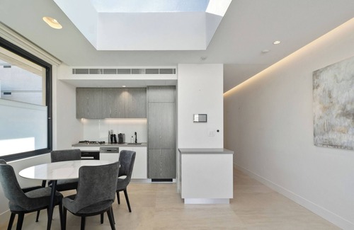 Coogee Apartment | Sleek 1BR Apartment w/Skylight near Coogee Beach