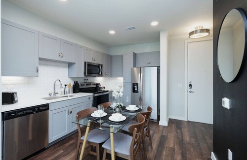 Southtown Apartment | Sleek 1BR w/Gym, Parking Near Rvrwalk & Dome