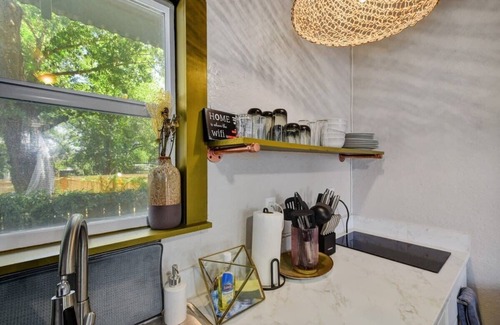 Eastside Promise Neighborhood House | Sleek Dignowity Hill Apt - 2 Min to DT-1