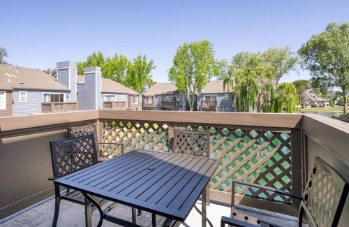 Foster City Apartment | Sleek Foster City 2BR w/Gym, Pool, Spa & W/D, near VISA, by Blueground