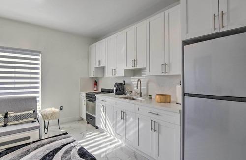Country Club Apartment | Sleek Hialeah Guest Suite on Golf Course!