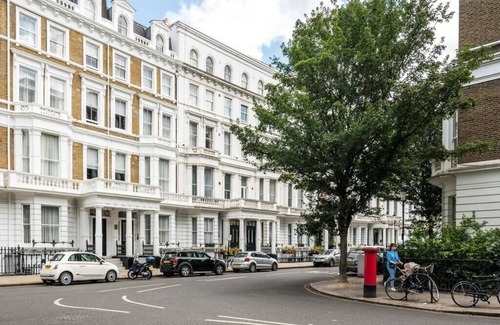 Kensington Apartment | Sleek Simple and Peaceful 1BD Flat Kensington