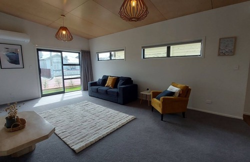 Saint Kilda House | Sleek Suite by the Sand (2-bedroom)